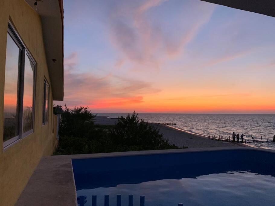 Willa La Casa Amarilla Frente Al Mar Chelem Zewnętrze zdjęcie