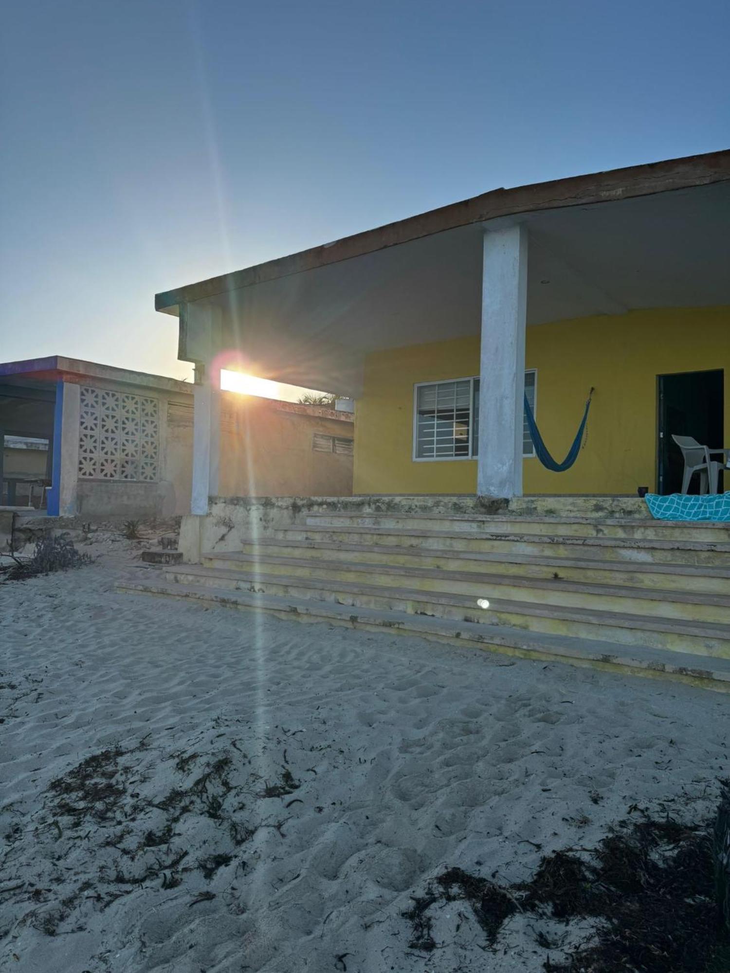 Willa La Casa Amarilla Frente Al Mar Chelem Zewnętrze zdjęcie